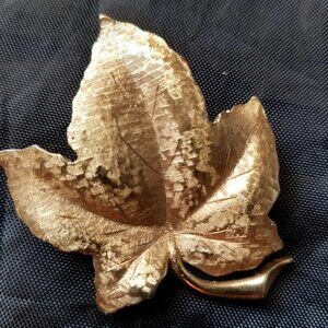 vintage gold metal maple leaf brooch